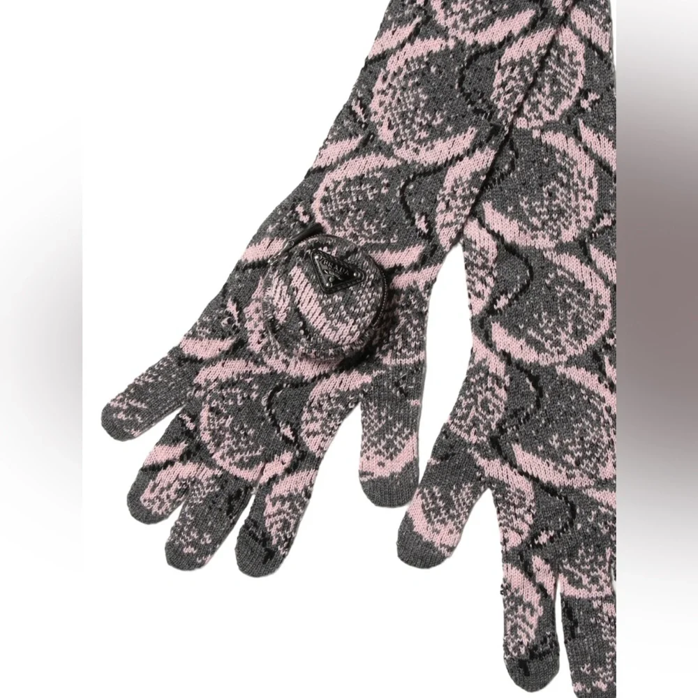 PRADA | Superfine Wool Jacquard Gloves In Charcoal✨